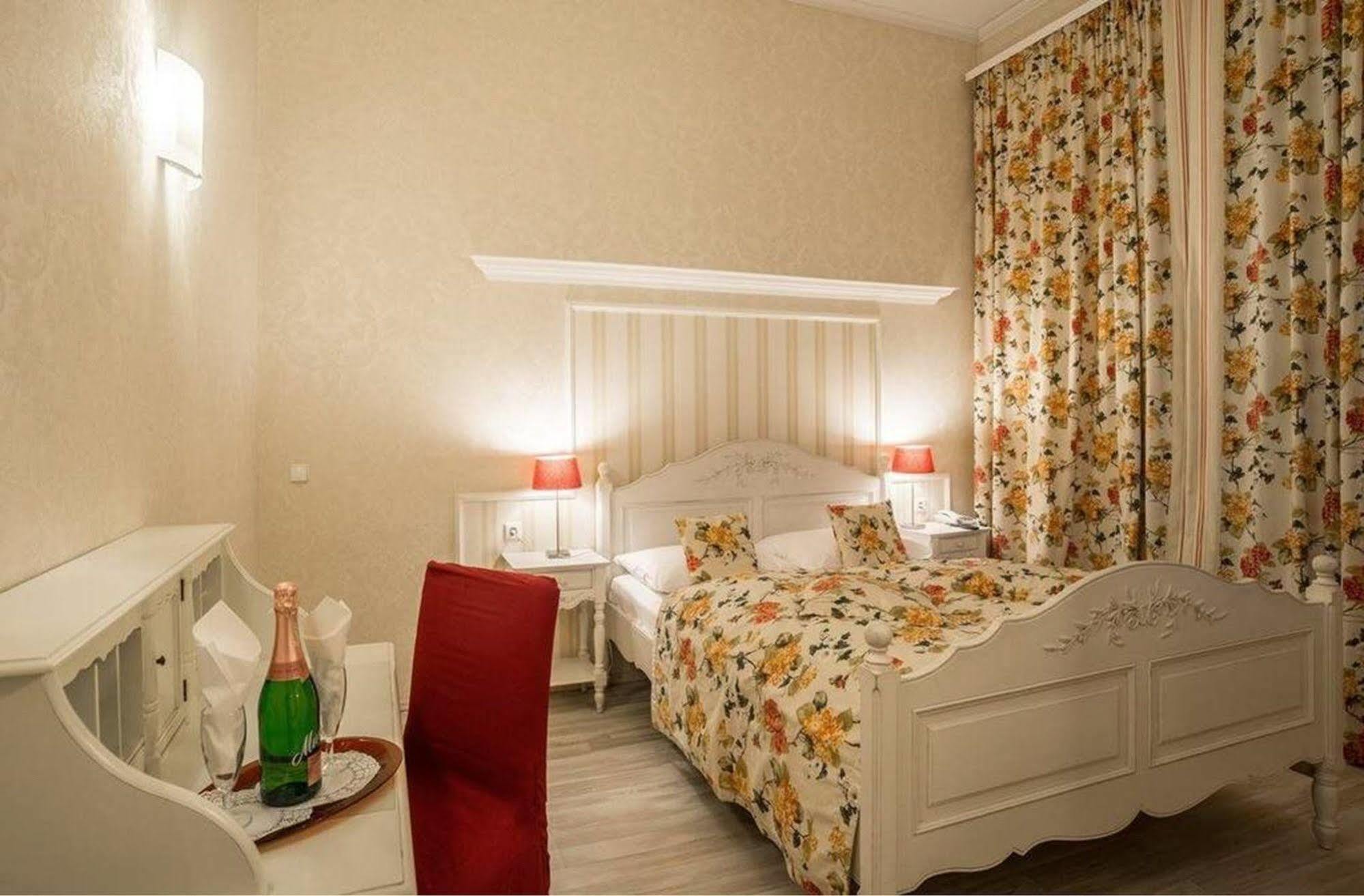Augusta Am Kurfuerstendamm Hotel 3*